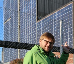 Aurinkokattopeltejä katoille ja aurinkopaneeleja sekä energiaa kerääviä pintoja rakennuksien seiniin. Ja ilmasto ja omavaraisuus kiittää.